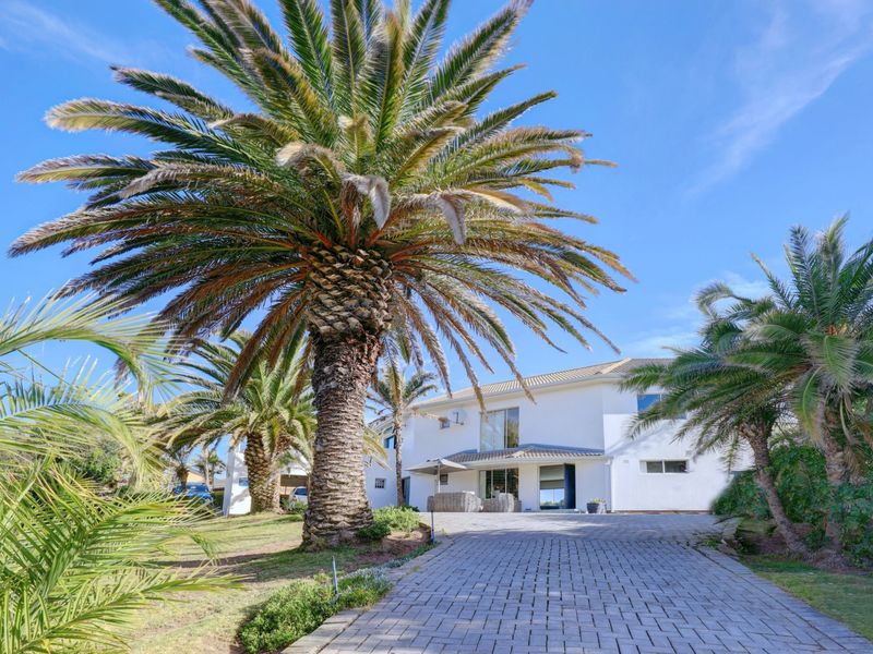 Coastal retreat with exceptional family space in idyllic surrounds - Photo 1