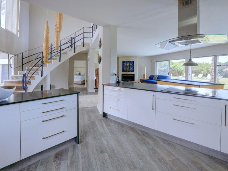 Coastal retreat with exceptional family space in idyllic surrounds - Photo 5