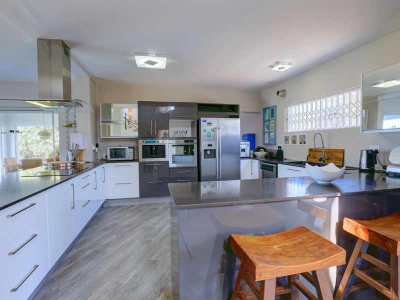 Coastal retreat with exceptional family space in idyllic surrounds - Photo 4