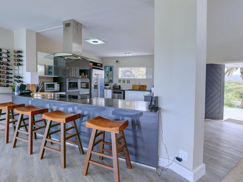 Coastal retreat with exceptional family space in idyllic surrounds - Photo 3