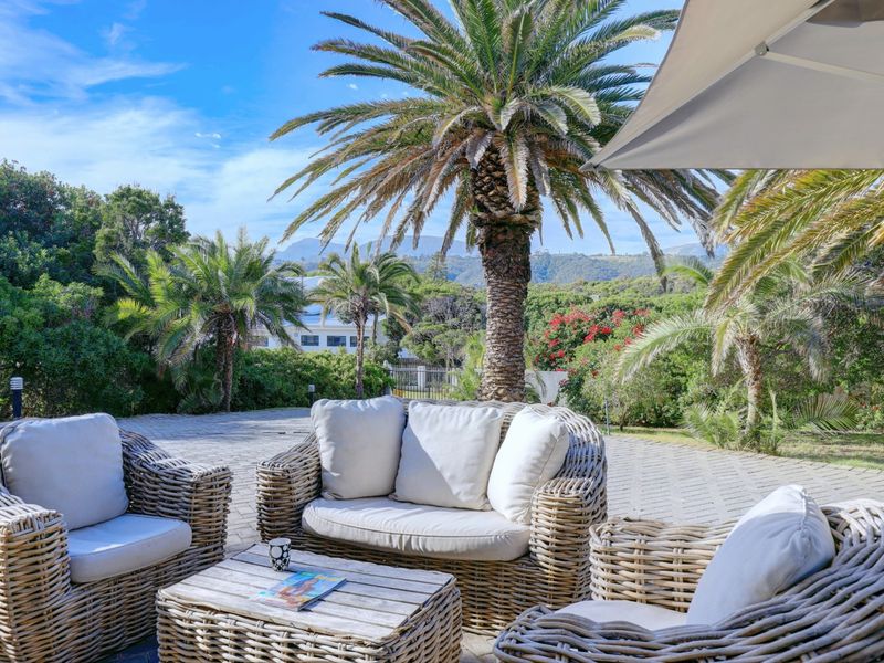 Coastal retreat with exceptional family space in idyllic surrounds - Photo 2