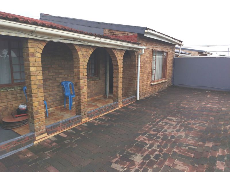 4 Bedroom Extended Corner Simplex with an Outbuilding for Sale in Stanmore Phoenix - Photo 1