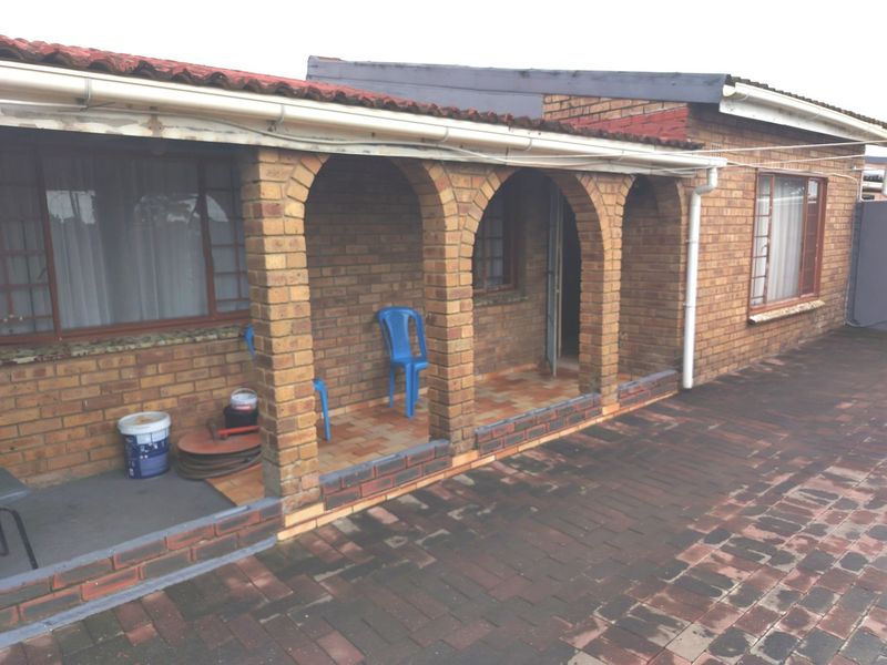 4 Bedroom Extended Corner Simplex with an Outbuilding for Sale in Stanmore Phoenix - Photo 3