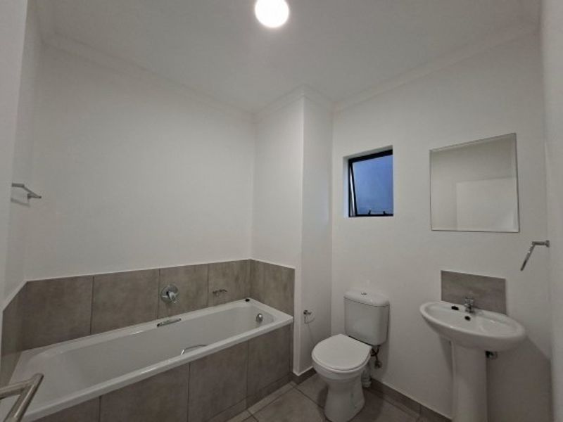 Modern Living Apartment to rent in Waterfall, Hillcrest, KwaZulu Natal - Photo 4
