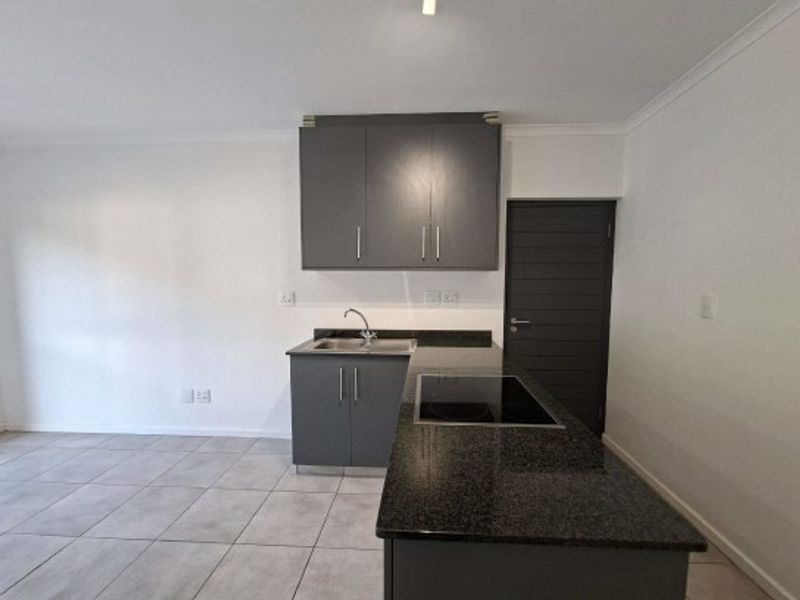 Modern Living Apartment to rent in Waterfall, Hillcrest, KwaZulu Natal - Photo 2