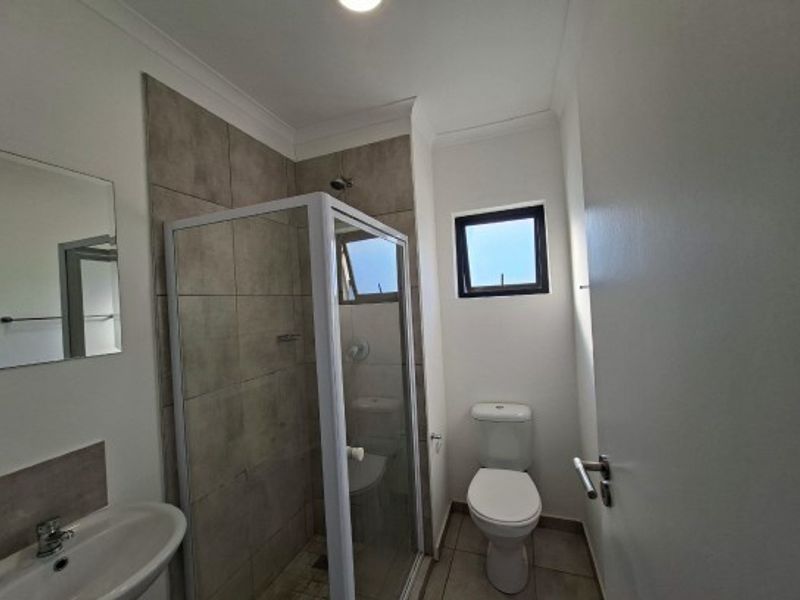 Modern Living Apartment to rent in Waterfall, Hillcrest, KwaZulu Natal - Photo 9