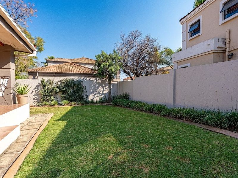 Charming Single-Storey 3 Bedroom Townhouse For Sale in Douglasdale - Photo 8