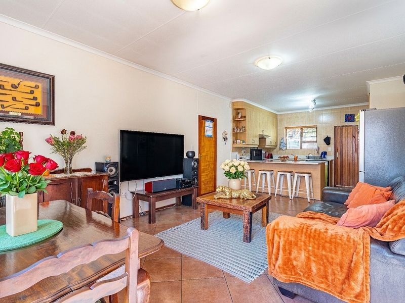 Charming Single-Storey 3 Bedroom Townhouse For Sale in Douglasdale - Photo 6