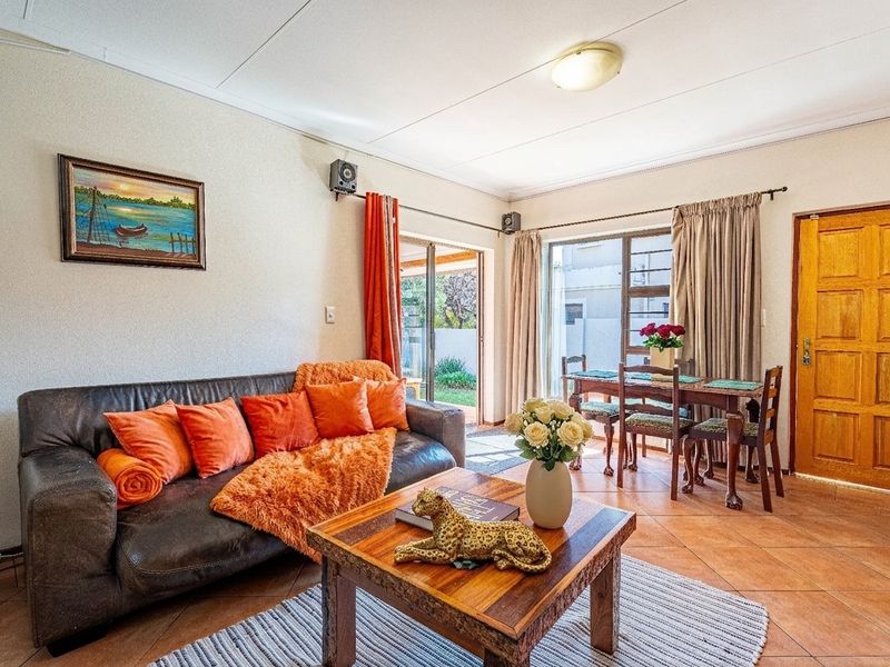Charming Single-Storey 3 Bedroom Townhouse For Sale in Douglasdale - Photo 1