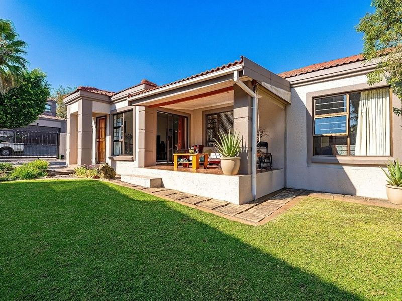 Charming Single-Storey 3 Bedroom Townhouse For Sale in Douglasdale - Photo 2