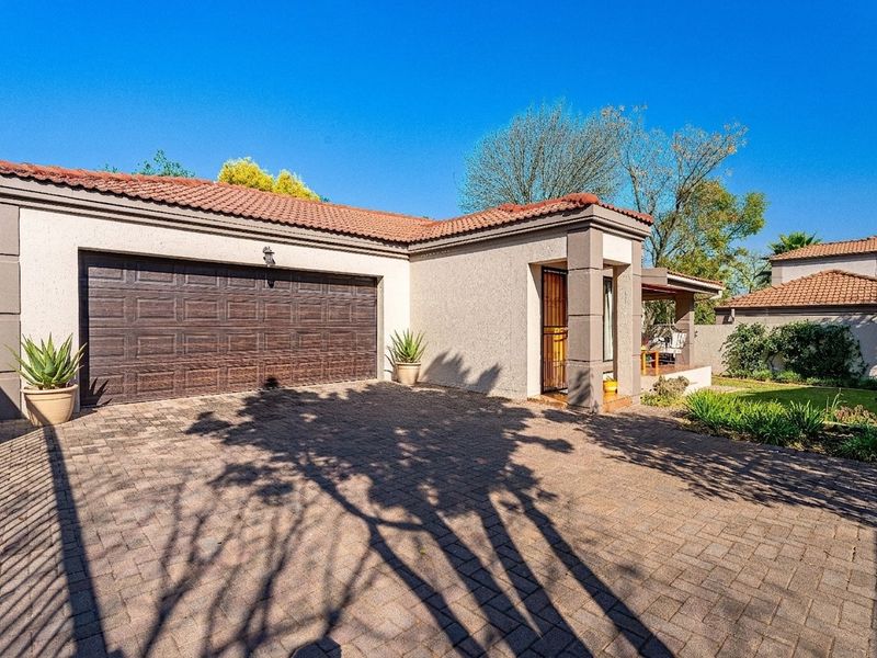 Charming Single-Storey 3 Bedroom Townhouse For Sale in Douglasdale - Photo 3
