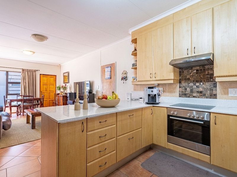 Charming Single-Storey 3 Bedroom Townhouse For Sale in Douglasdale - Photo 4