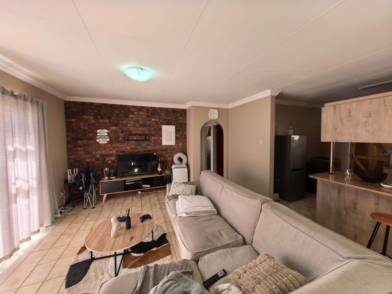 Your Modern Lock-Up-and-Go Sanctuary Awaits in New Park, Kimberley - Photo 1