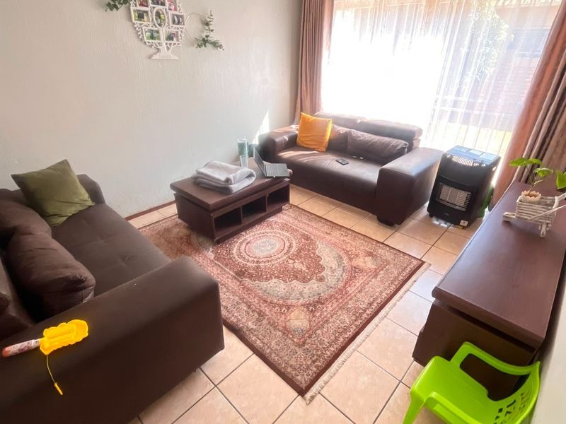 Townhouse For Sale in Heuwelsig Estate Centurion Gauteng - Photo 9
