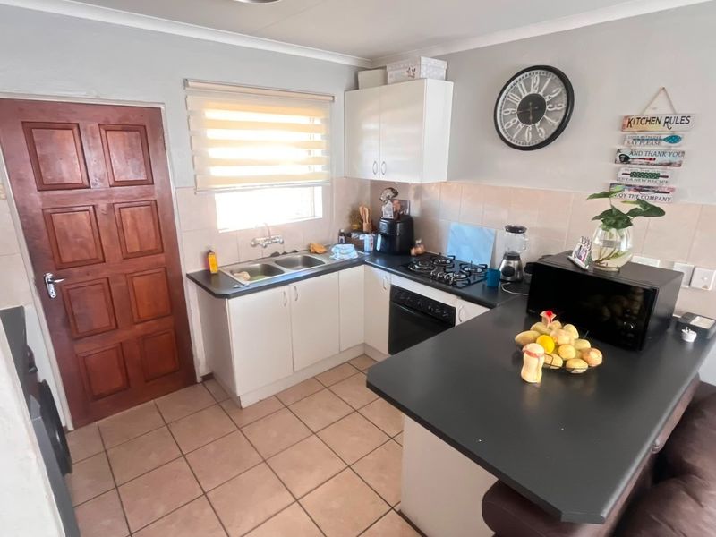 Townhouse For Sale in Heuwelsig Estate Centurion Gauteng - Photo 8