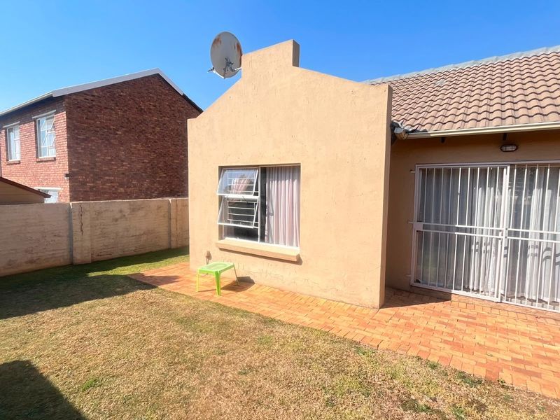 Townhouse For Sale in Heuwelsig Estate Centurion Gauteng - Photo 6