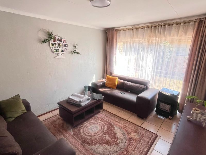 Townhouse For Sale in Heuwelsig Estate Centurion Gauteng - Photo 10