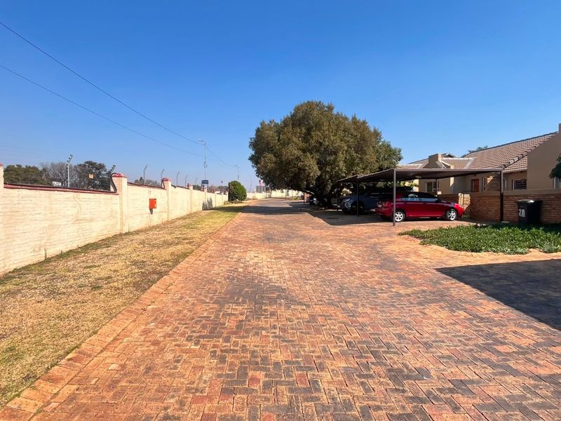 Townhouse For Sale in Heuwelsig Estate Centurion Gauteng - Photo 2