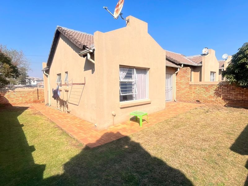Townhouse For Sale in Heuwelsig Estate Centurion Gauteng - Photo 3