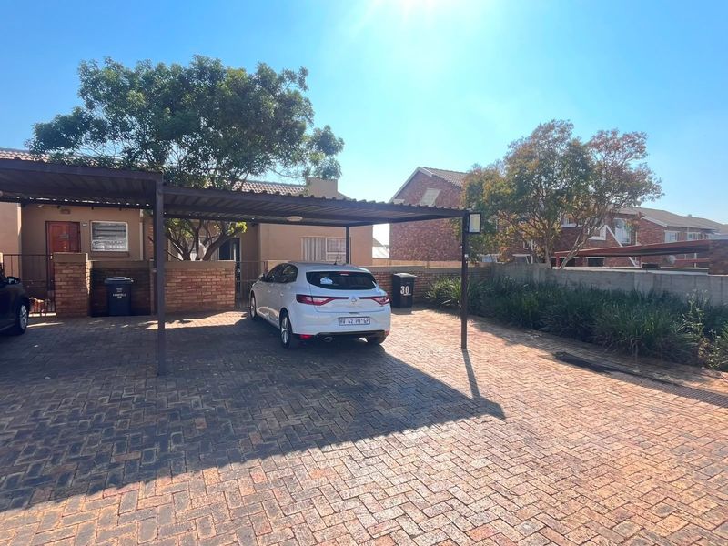 Townhouse For Sale in Heuwelsig Estate Centurion Gauteng - Photo 4