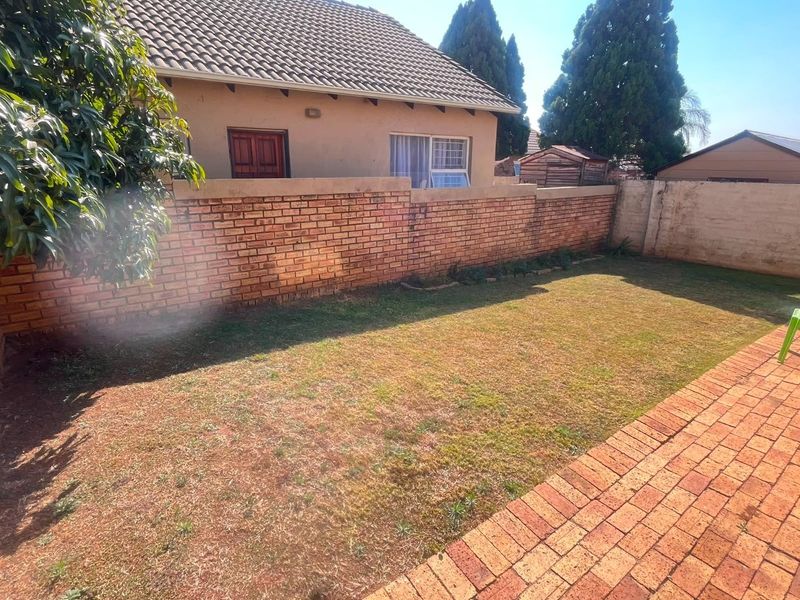 Townhouse For Sale in Heuwelsig Estate Centurion Gauteng - Photo 5