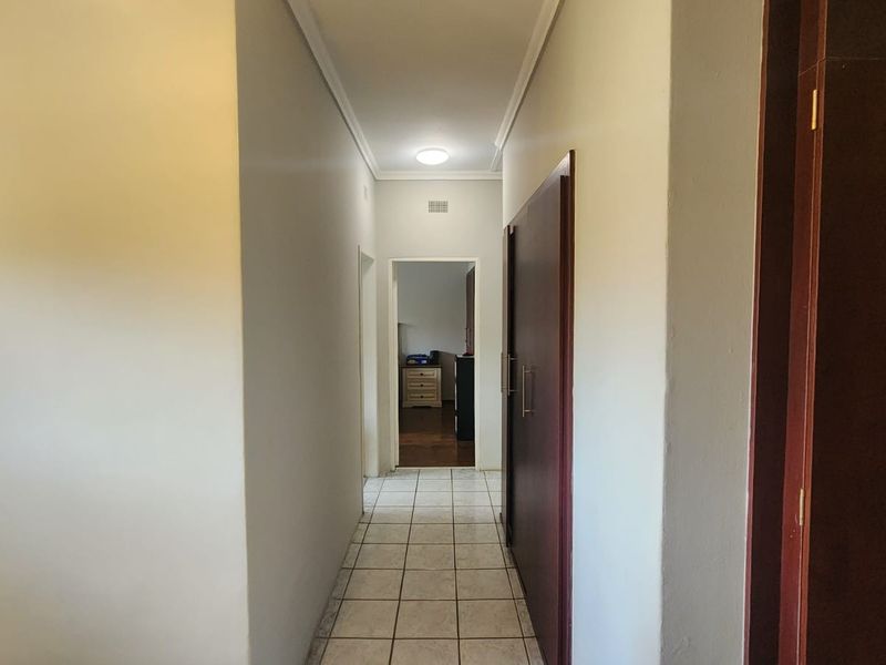 Modern Family Living, Spacious Comfort, Stylish Design and Exceptional Value - 5-Bedroom Home - Photo 2