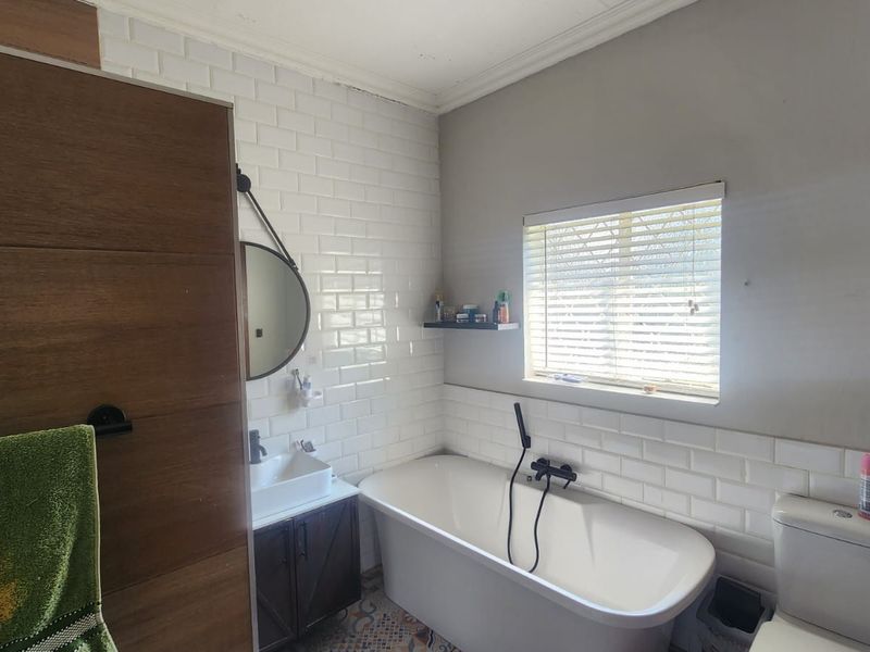 Modern Family Living, Spacious Comfort, Stylish Design and Exceptional Value - 5-Bedroom Home - Photo 10
