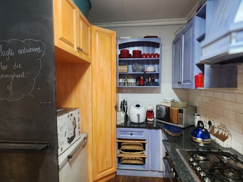 Modern Family Living, Spacious Comfort, Stylish Design and Exceptional Value - 5-Bedroom Home - Photo 4