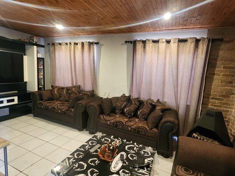 Modern Family Living, Spacious Comfort, Stylish Design and Exceptional Value - 5-Bedroom Home - Photo 3