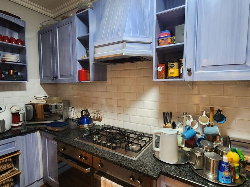 Modern Family Living, Spacious Comfort, Stylish Design and Exceptional Value - 5-Bedroom Home - Photo 7