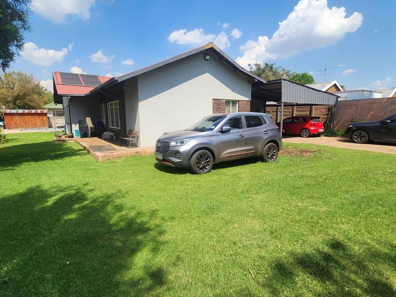Modern Family Living, Spacious Comfort, Stylish Design and Exceptional Value - 5-Bedroom Home - Photo 6