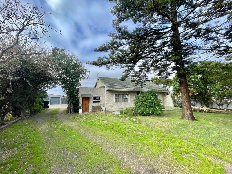 Charming 3-Bedroom Farm-Style Family Home - Photo 1