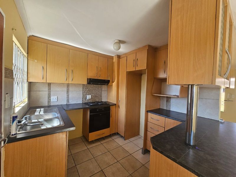 Townhouse To Rent in Ormonde, Johannesburg - Photo 7