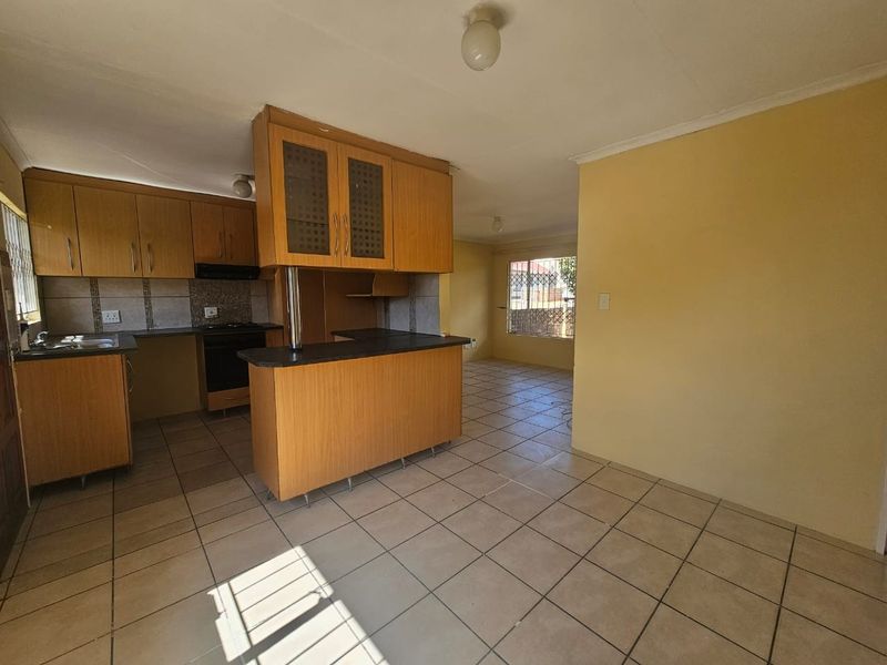 Townhouse To Rent in Ormonde, Johannesburg - Photo 5