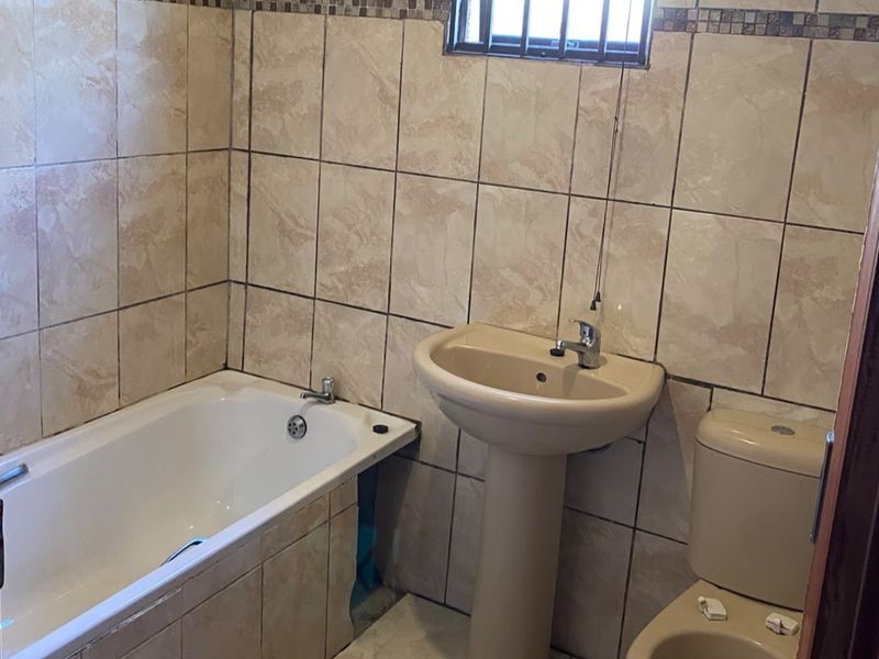 Charming 2 Bedroom House for Sale - Photo 8