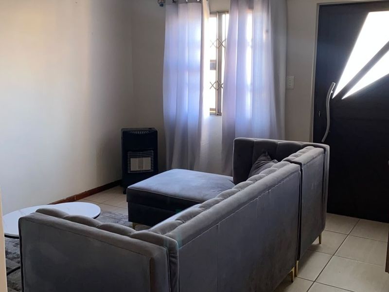 Charming 2 Bedroom House for Sale - Photo 2