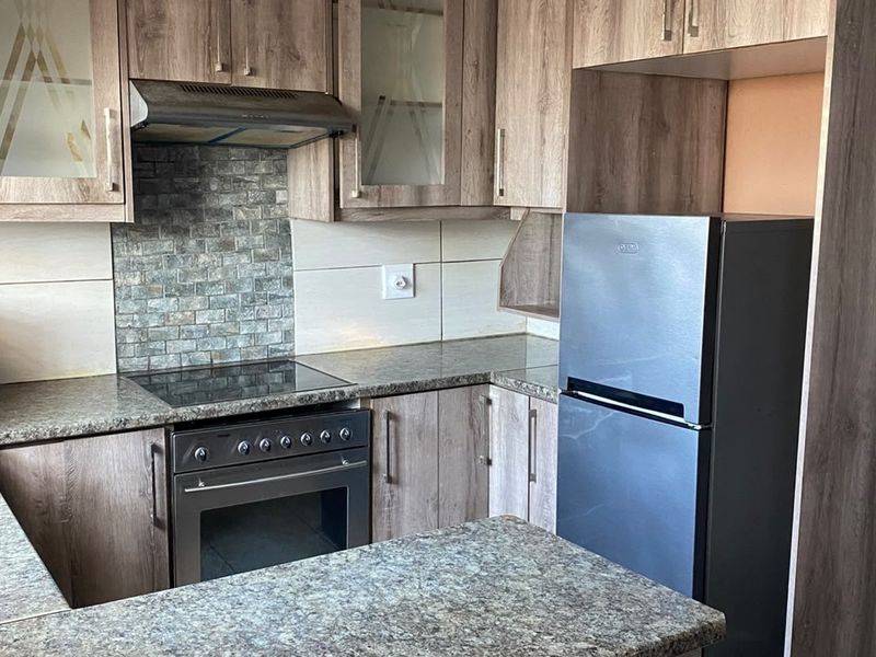 Charming 2 Bedroom House for Sale - Photo 3