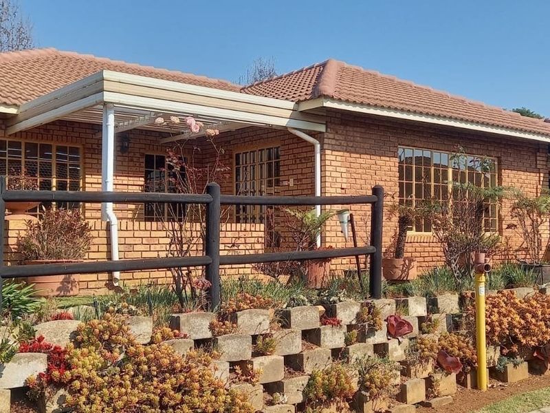 Townhouse For Sale in Faerie Glen, Pretoria - Photo 1