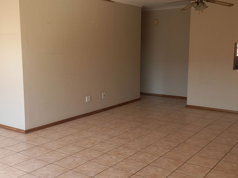 Townhouse For Sale in Faerie Glen, Pretoria - Photo 5