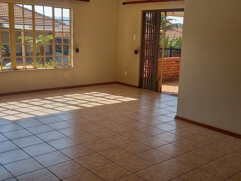 Townhouse For Sale in Faerie Glen, Pretoria - Photo 3