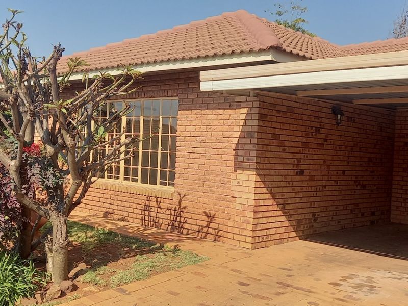 Townhouse For Sale in Faerie Glen, Pretoria - Photo 2