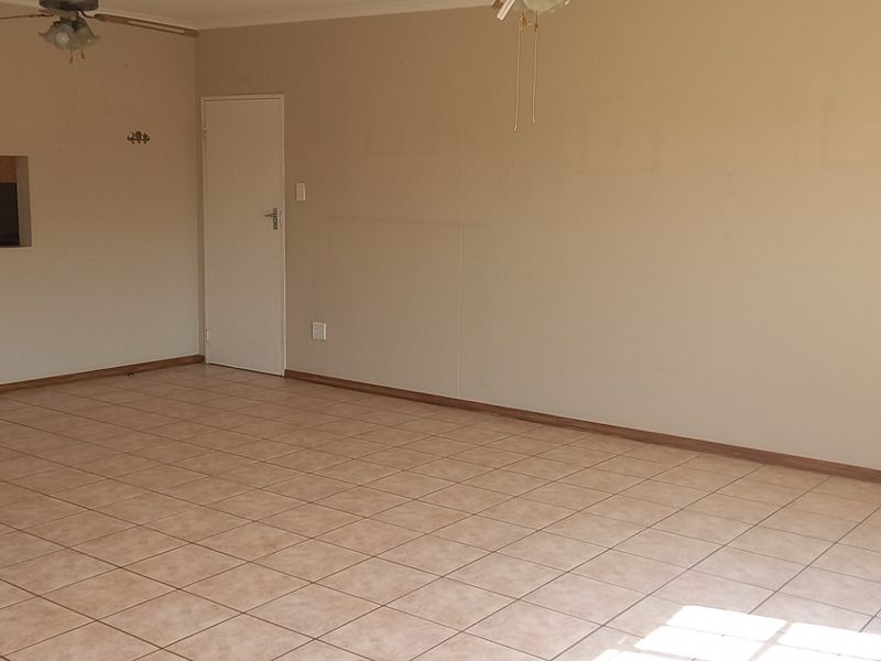 Townhouse For Sale in Faerie Glen, Pretoria - Photo 4