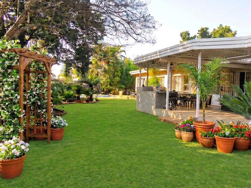 Beautiful 3 bedroom, 2 bathroom, 3 garage, study, dining room, swimming pool, carports, granny flat - Photo 1