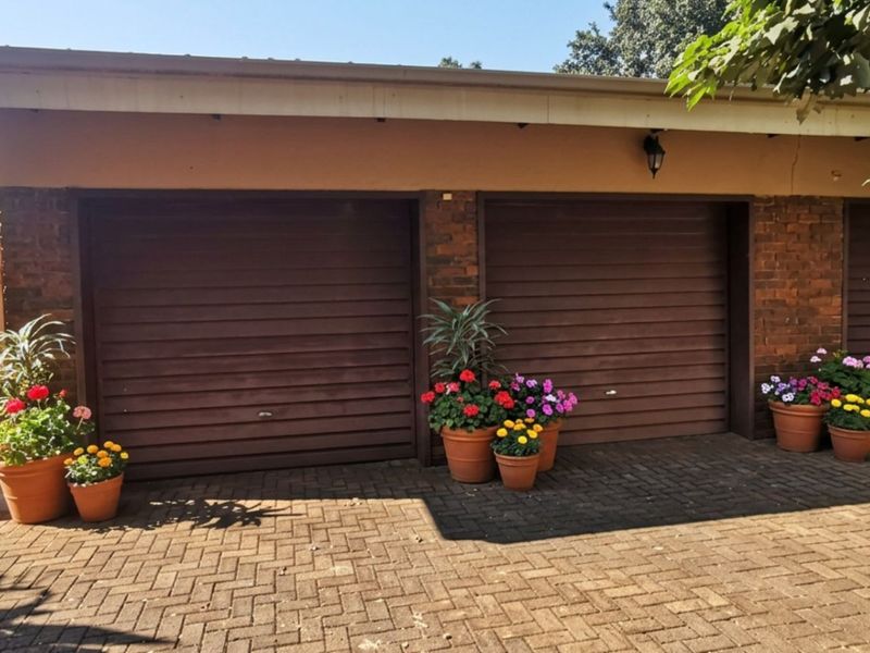 Beautiful 3 bedroom, 2 bathroom, 3 garage, study, dining room, swimming pool, carports, granny flat - Photo 2