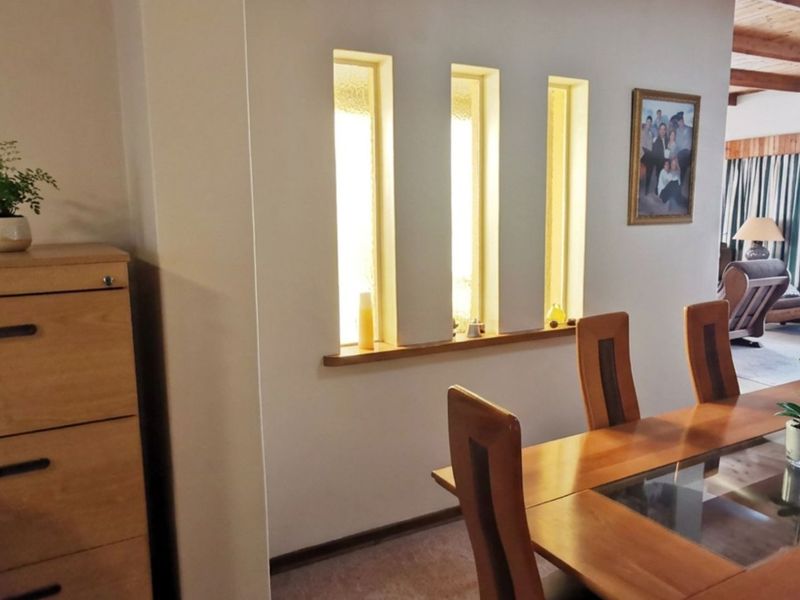 Beautiful 3 bedroom, 2 bathroom, 3 garage, study, dining room, swimming pool, carports, granny flat - Photo 9