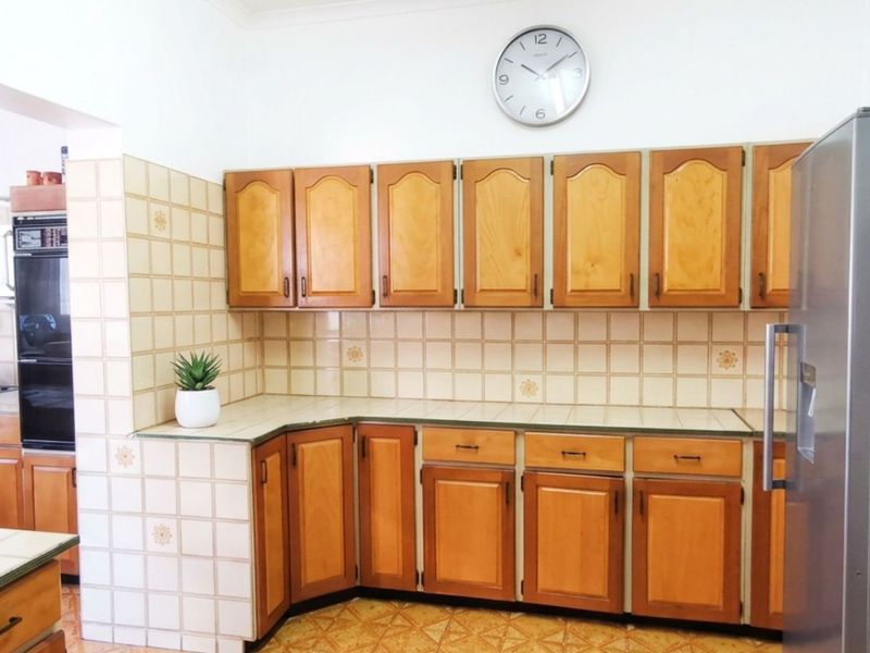 Beautiful 3 bedroom, 2 bathroom, 3 garage, study, dining room, swimming pool, carports, granny flat - Photo 8