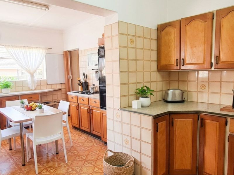 Beautiful 3 bedroom, 2 bathroom, 3 garage, study, dining room, swimming pool, carports, granny flat - Photo 7