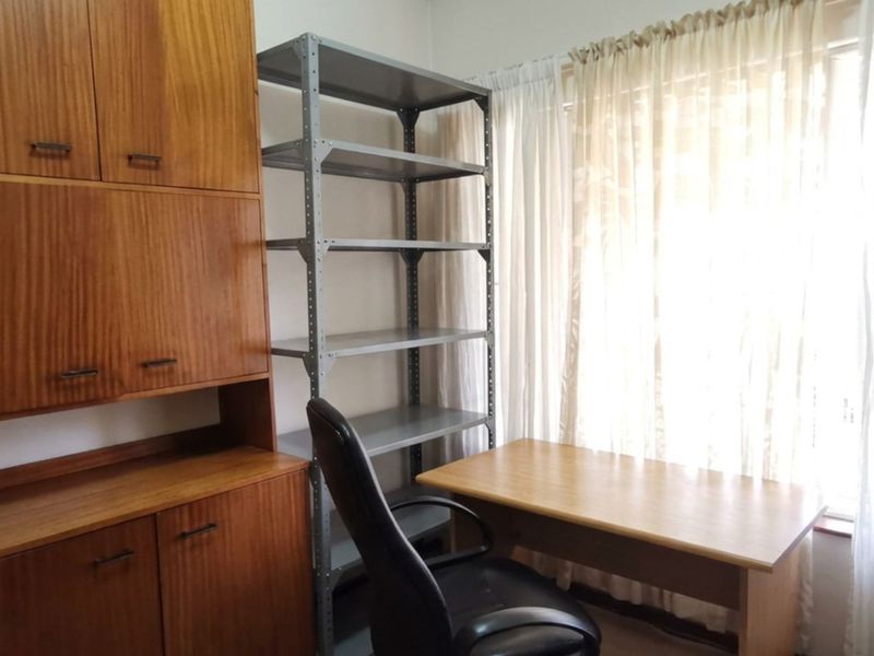 Beautiful 3 bedroom, 2 bathroom, 3 garage, study, dining room, swimming pool, carports, granny flat - Photo 6
