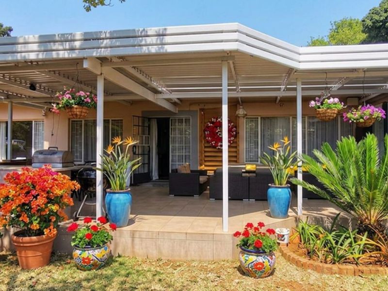 Beautiful 3 bedroom, 2 bathroom, 3 garage, study, dining room, swimming pool, carports, granny flat - Photo 3