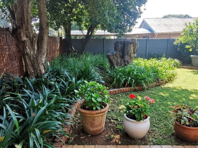 Beautiful 3 bedroom, 2 bathroom, 3 garage, study, dining room, swimming pool, carports, granny flat - Photo 4